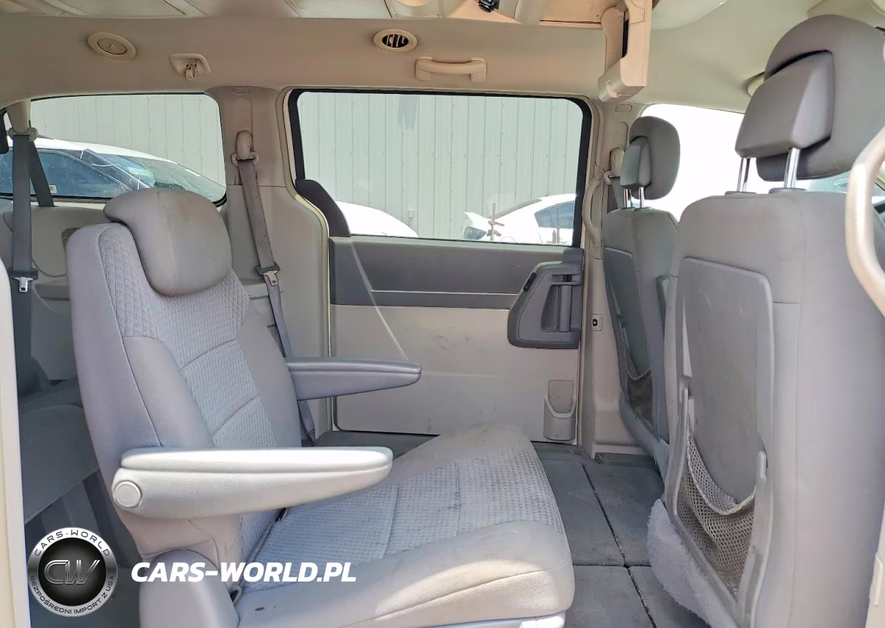 2010 Chrysler Town & Country Touring VIN:2A4RR5D13AR460543 - 11