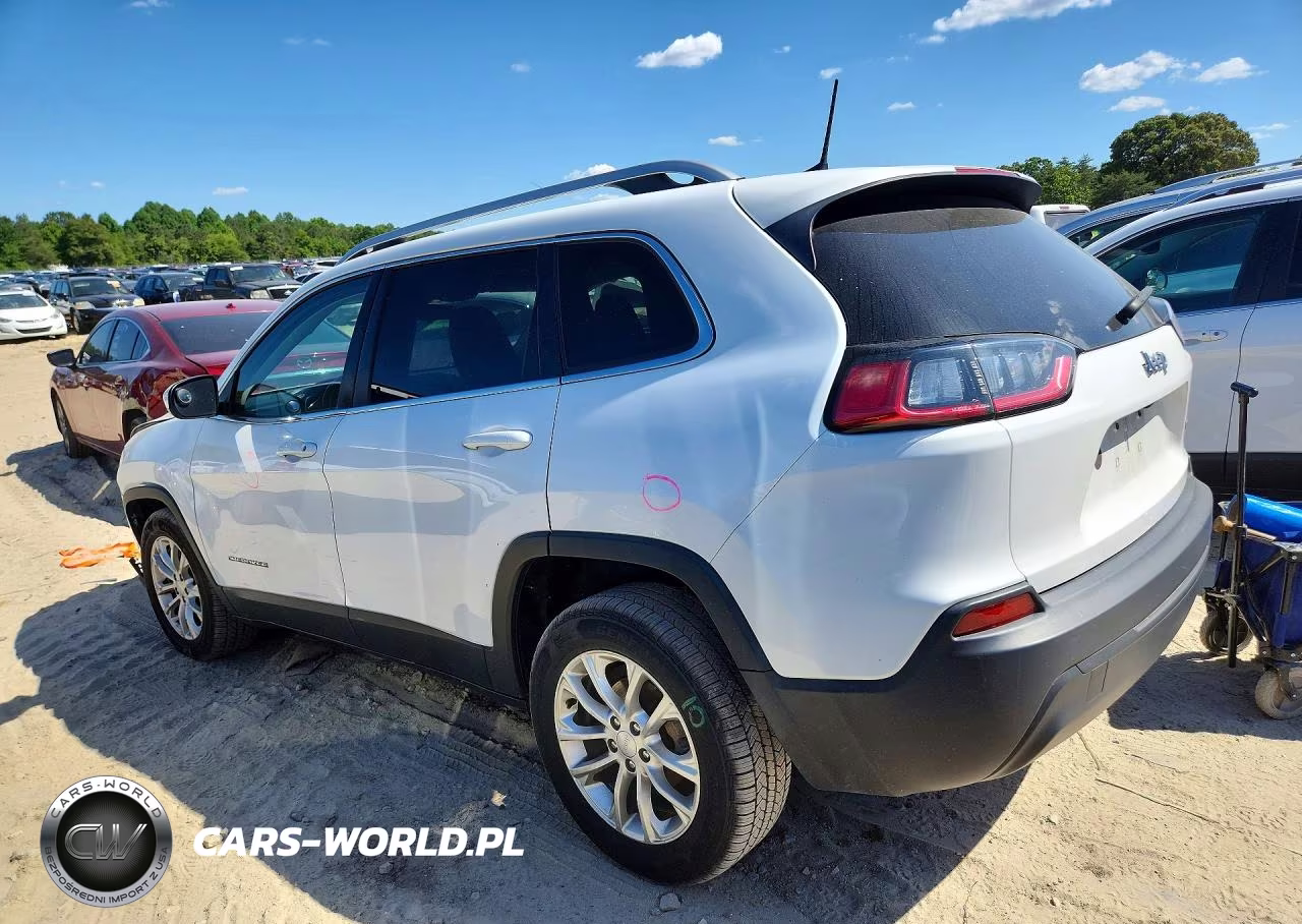 2019 Jeep Cherokee Latitude VIN:1C4PJLCBXKD326703 - 2