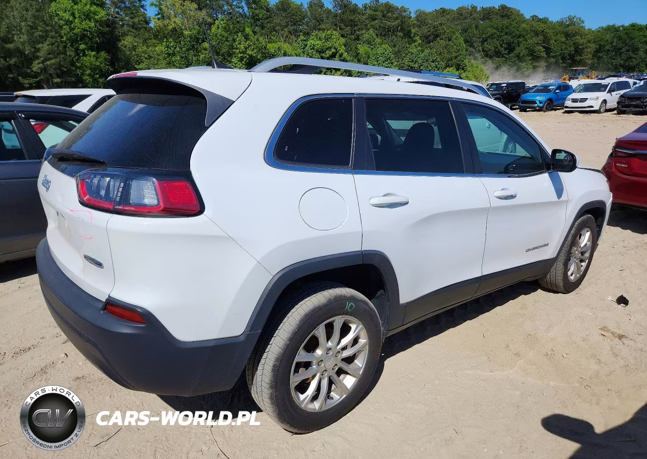 2019 Jeep Cherokee Latitude VIN:1C4PJLCBXKD326703 - 3