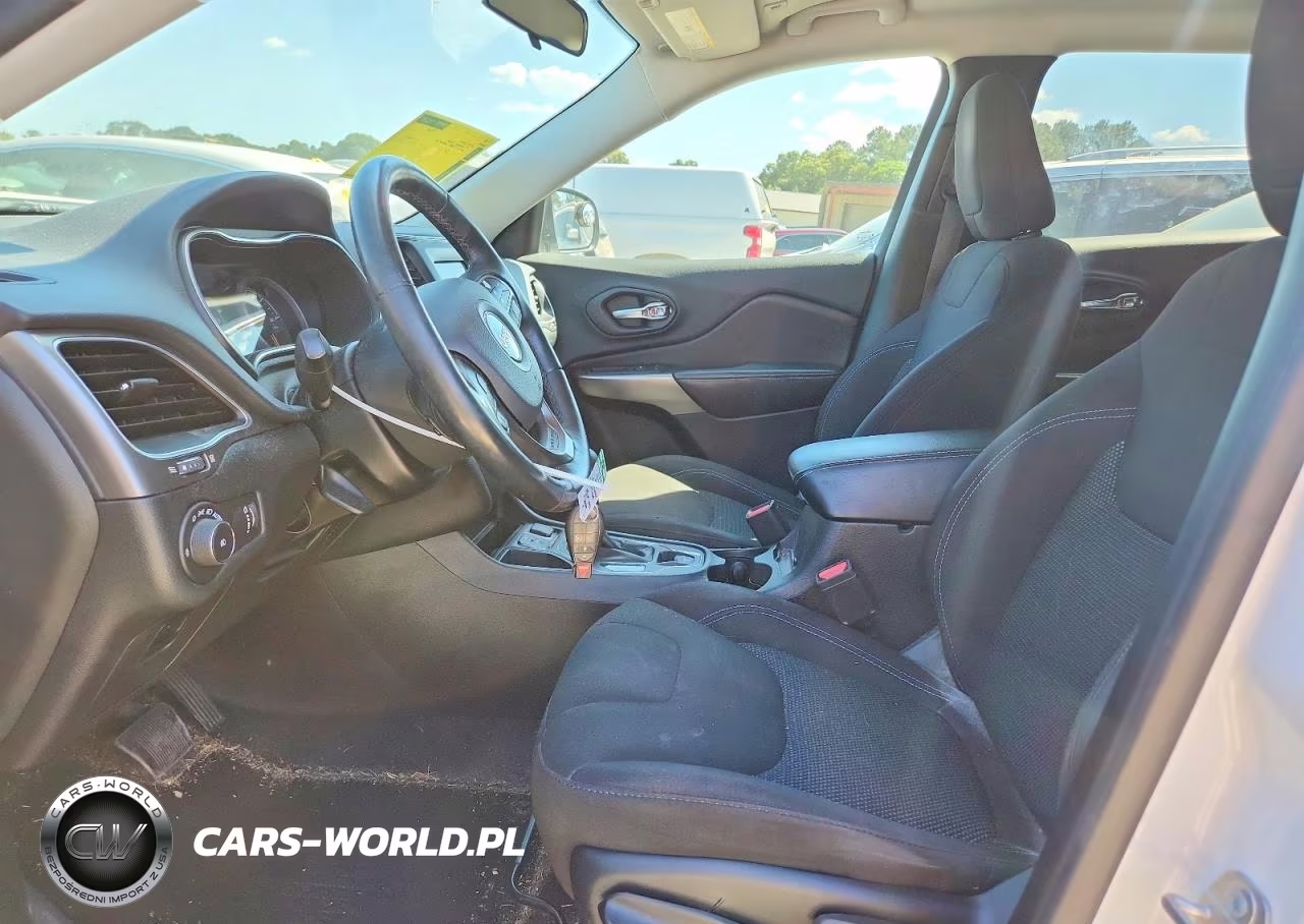 2019 Jeep Cherokee Latitude VIN:1C4PJLCBXKD326703 - 7