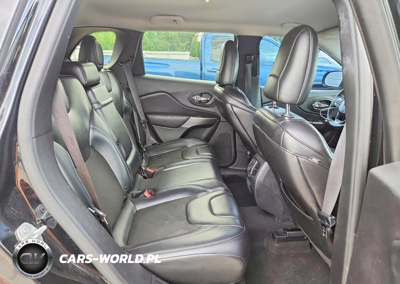 2019 Jeep Cherokee Latitude Plus VIN:1C4PJLLB1KD403586 - 10