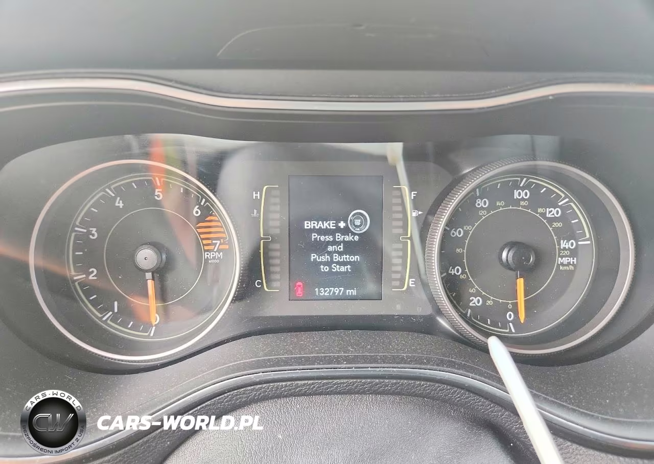 2019 Jeep Cherokee Latitude Plus VIN:1C4PJLLB1KD403586 - 9