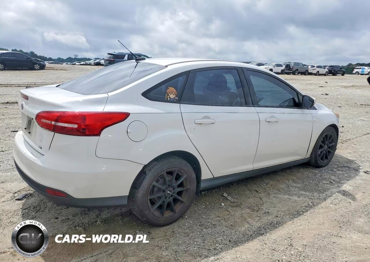 2017 Ford Focus Se VIN:1FADP3F28HL256247 - 3