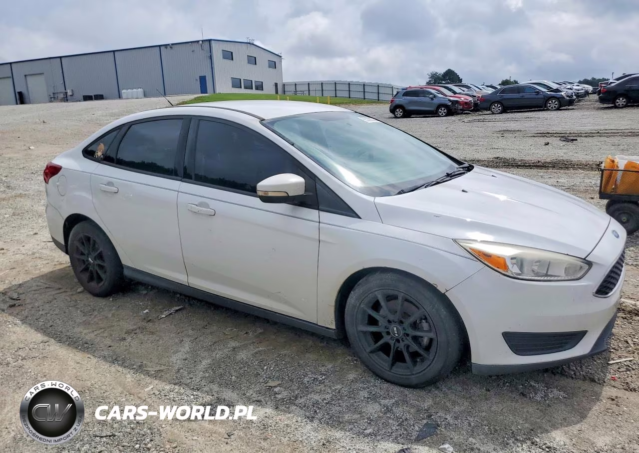 2017 Ford Focus Se VIN:1FADP3F28HL256247 - 4