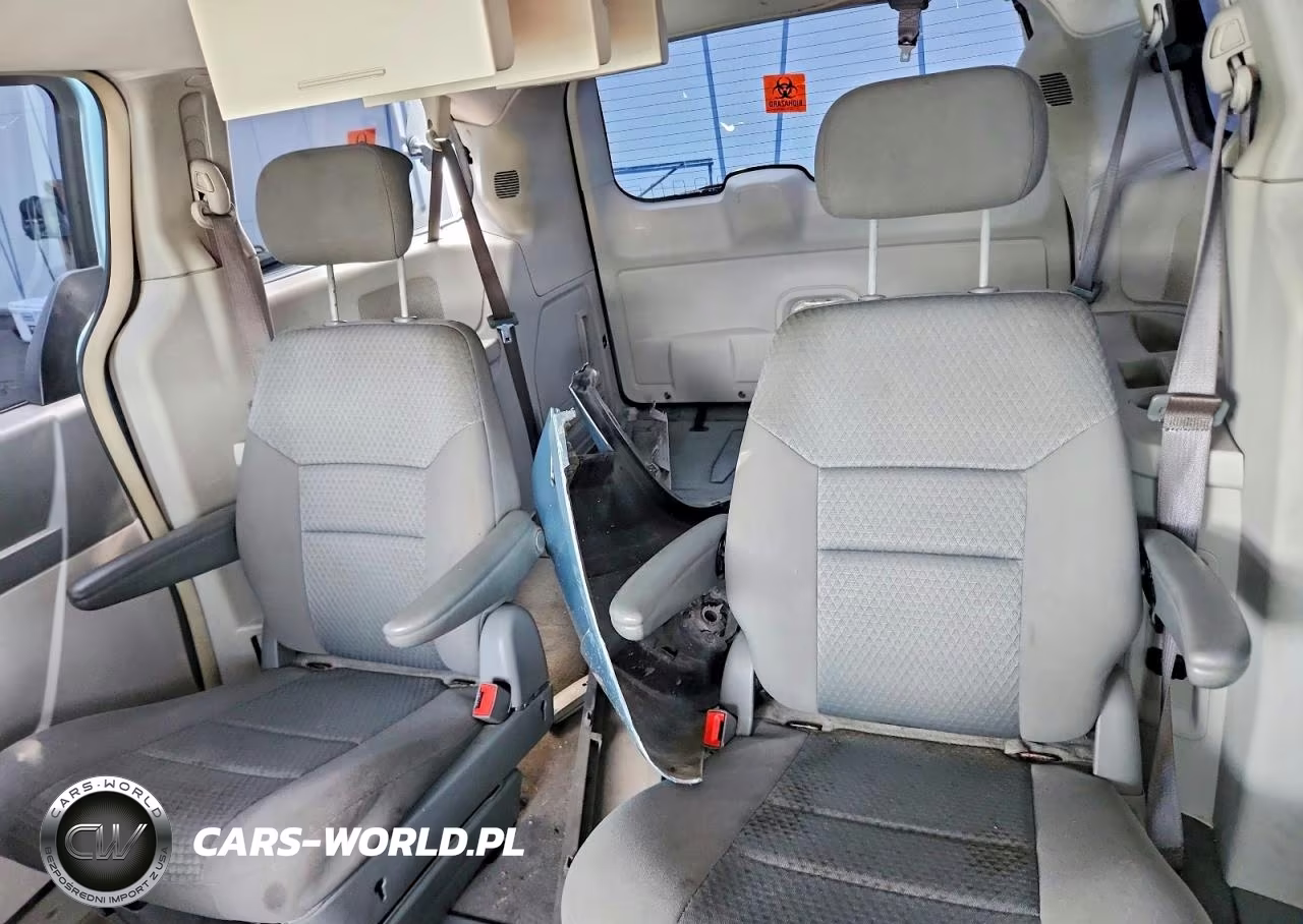 2010 Chrysler Town & Country Touring VIN:2A4RR5D13AR284576 - 10