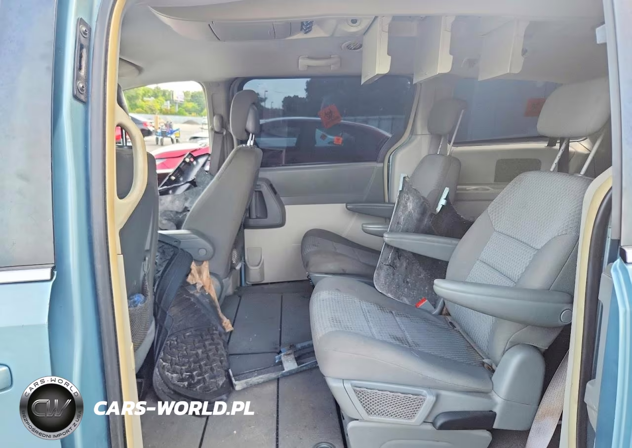 2010 Chrysler Town & Country Touring VIN:2A4RR5D13AR284576 - 11