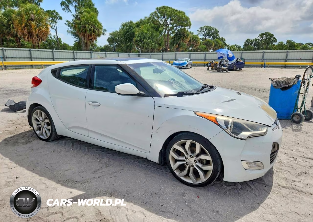 2015 Hyundai Veloster Base VIN:KMHTC6AD3FU237121 - 4