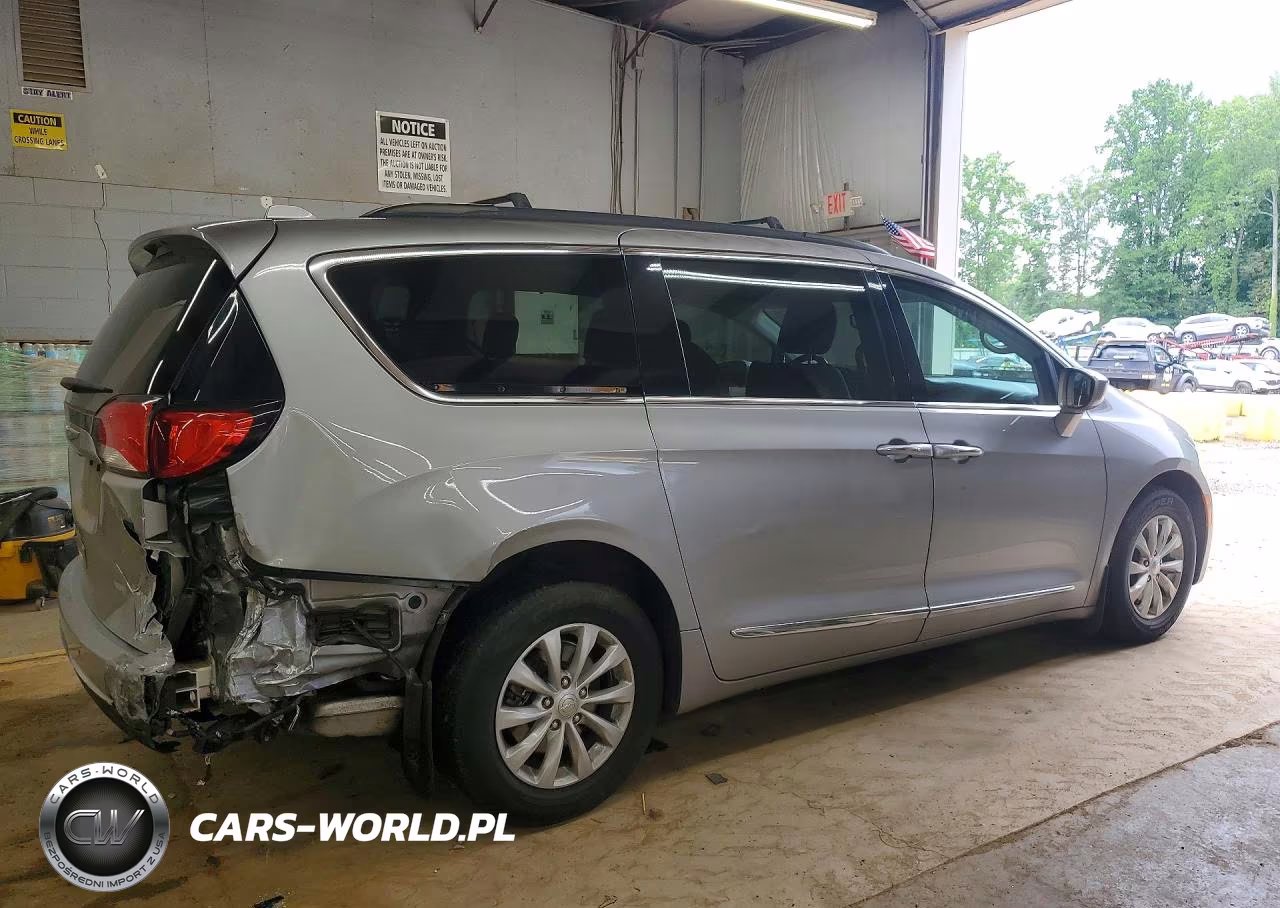 2017 Chrysler Pacifica Touring L VIN:2C4RC1BG9HR576198 - 3