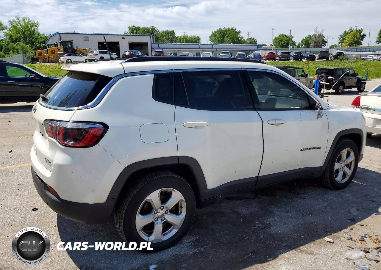 2018 Jeep Compass Latitude VIN:3C4NJDBB6JT139434 - 3