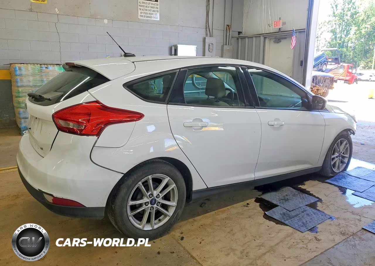 2018 Ford Focus Se VIN:1FADP3K21JL299243 - 3