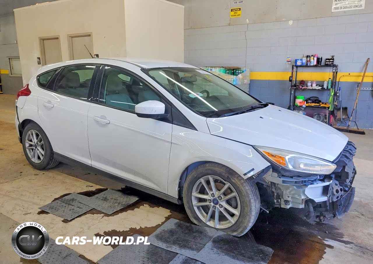 2018 Ford Focus Se VIN:1FADP3K21JL299243 - 4