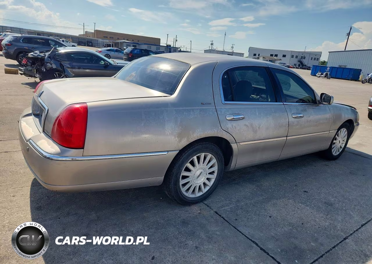 2003 Lincoln Town Car Signature VIN:1LNHM82W73Y617873 - 3