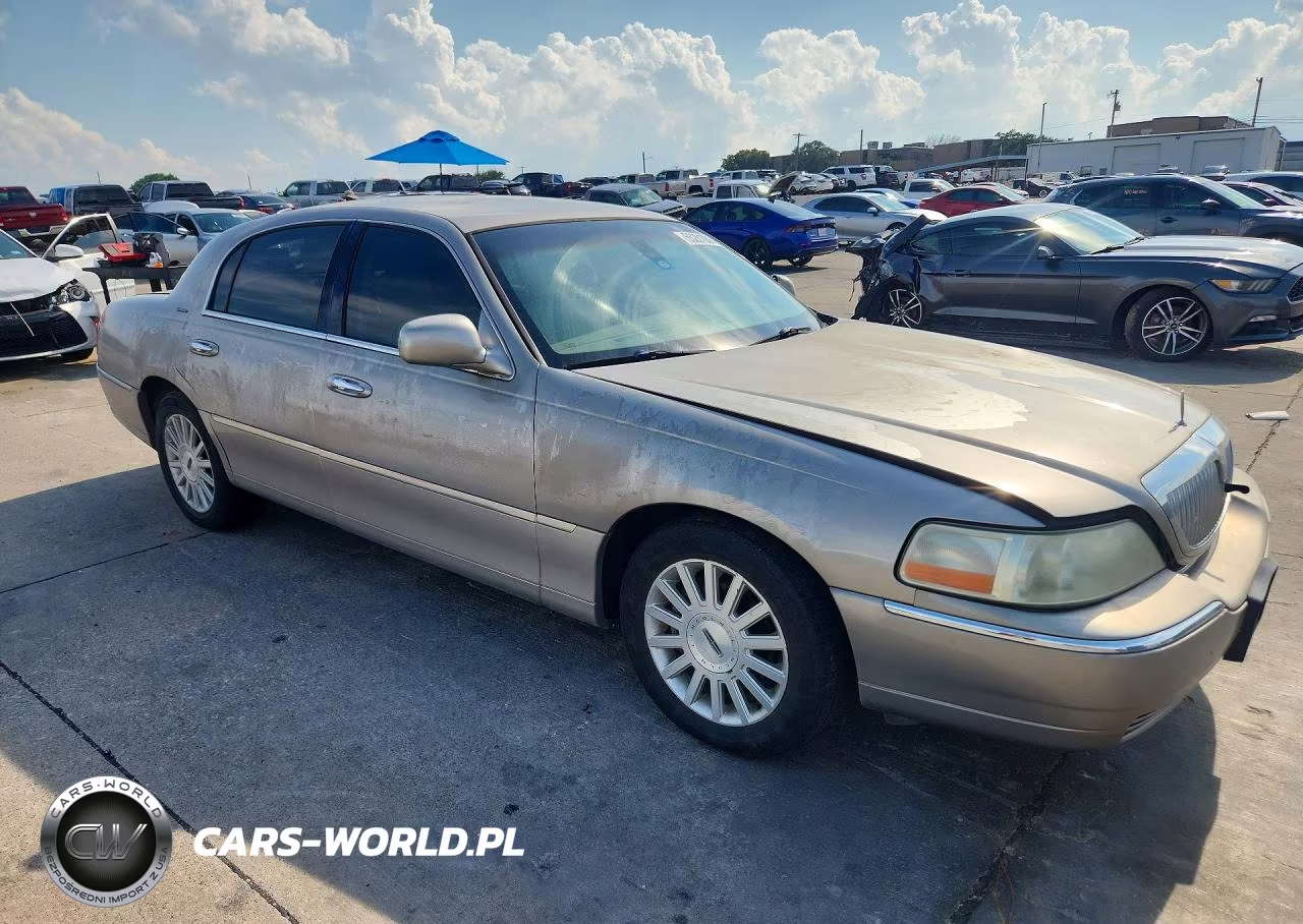 2003 Lincoln Town Car Signature VIN:1LNHM82W73Y617873 - 4