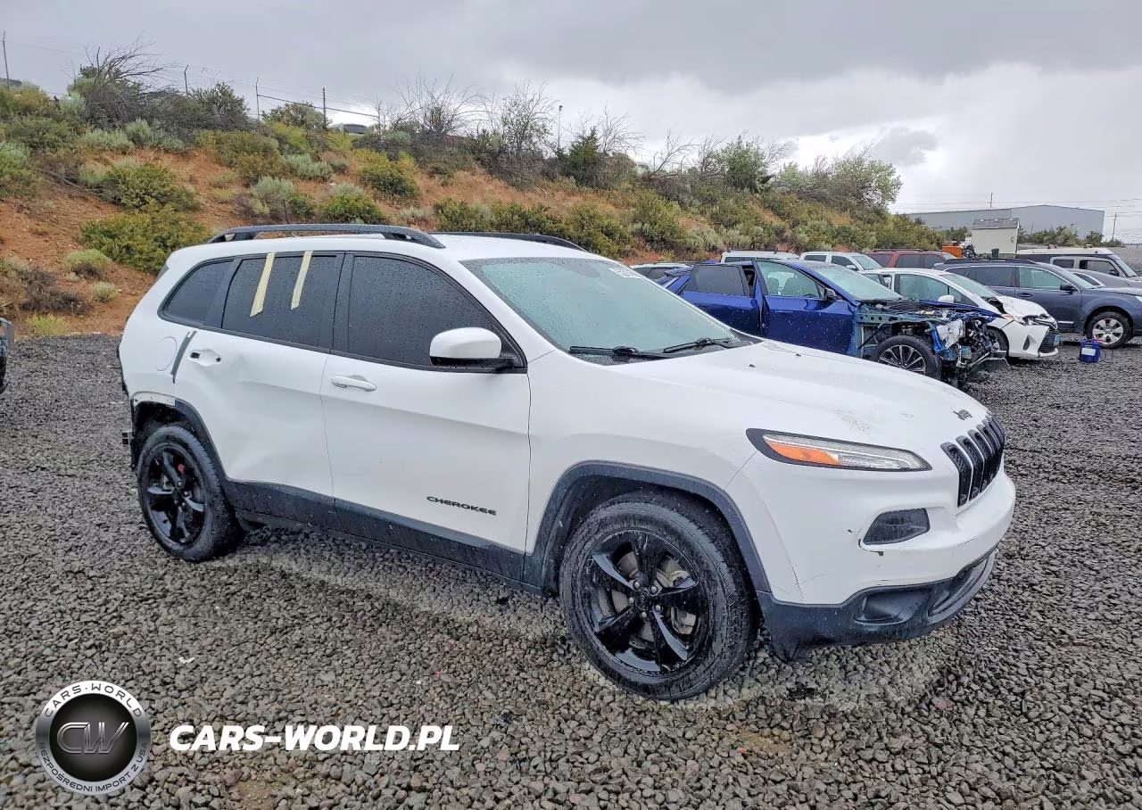 2016 Jeep Cherokee Latitude VIN:1C4PJMCS7GW214183 - 4