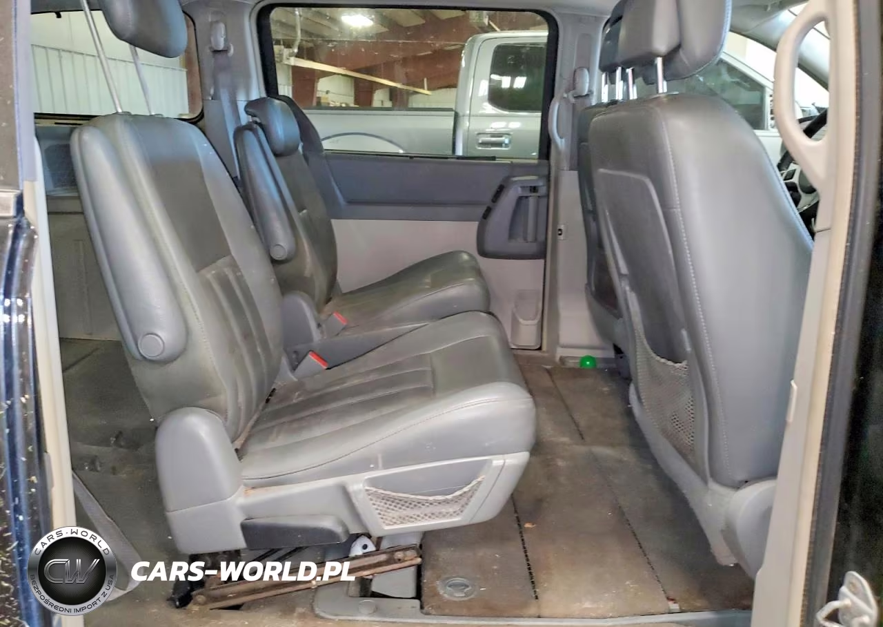 2010 Chrysler Town & Country Touring VIN:2A4RR5D15AR427480 - 11