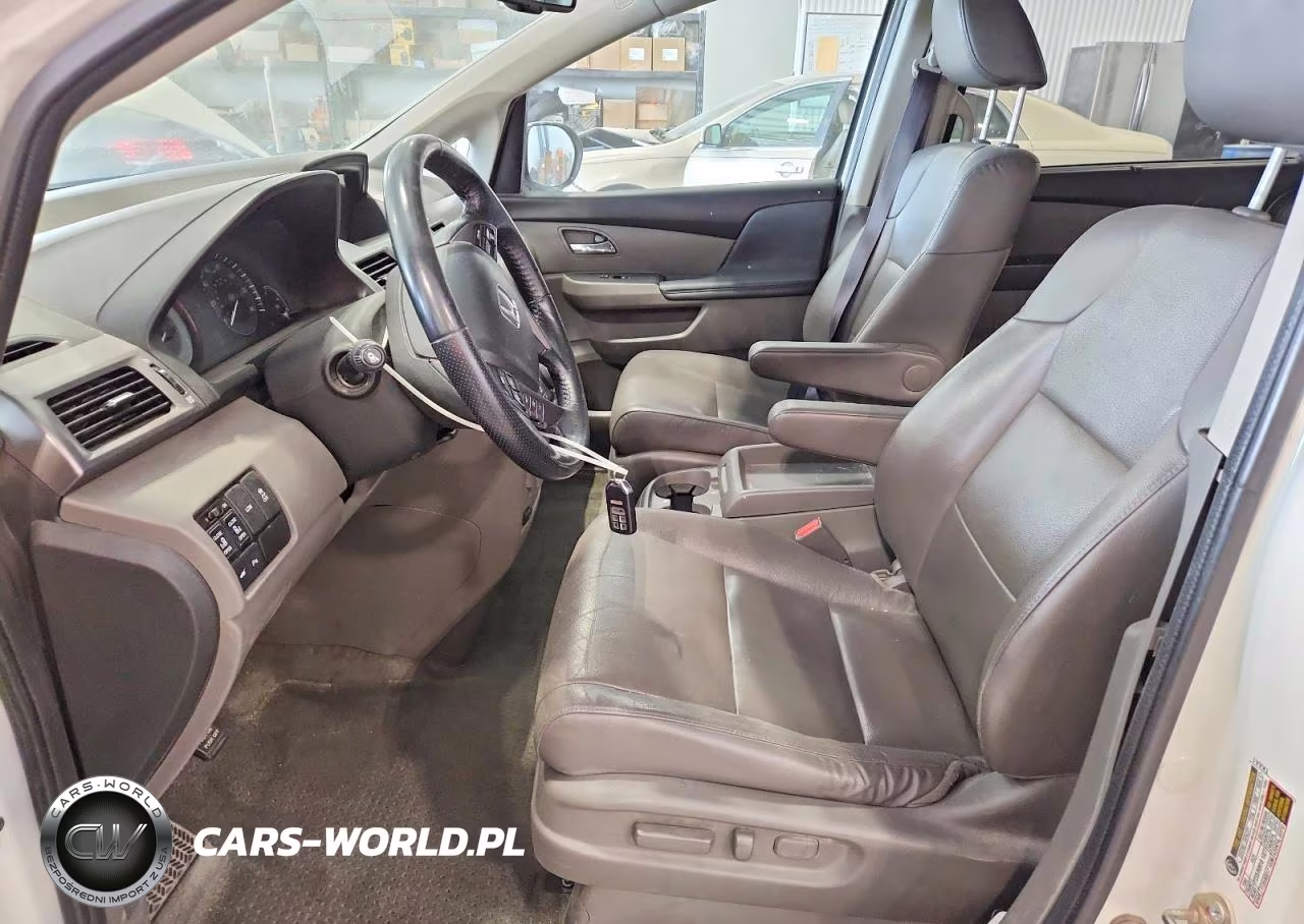 2015 Honda Odyssey Touring VIN:5FNRL5H92FB121931 - 7