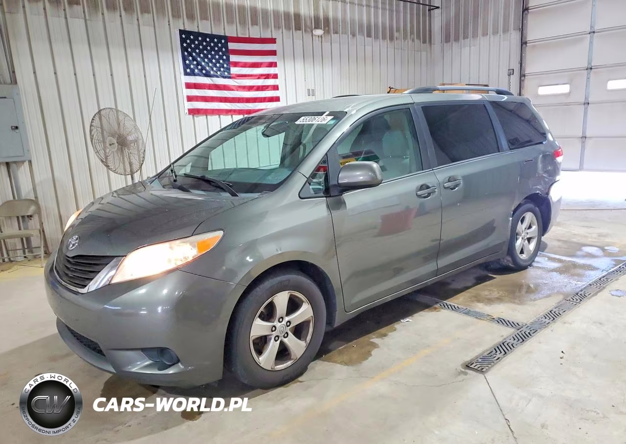 2013 Toyota Sienna Le – zdjęcie 1 z 13