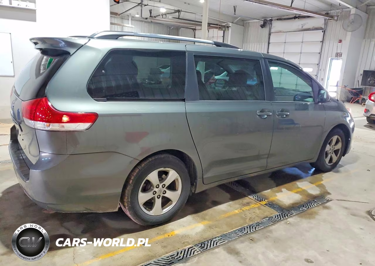 2013 Toyota Sienna Le VIN:5TDKK3DCXDS375678 - 3