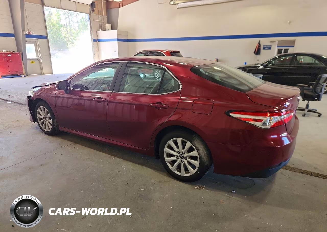 2018 Toyota Camry Le VIN:4T1B11HK1JU664038 - 2
