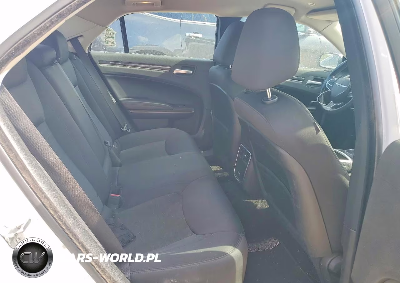 2019 Chrysler 300 Touring VIN:2C3CCAAG7KH568738 - 10