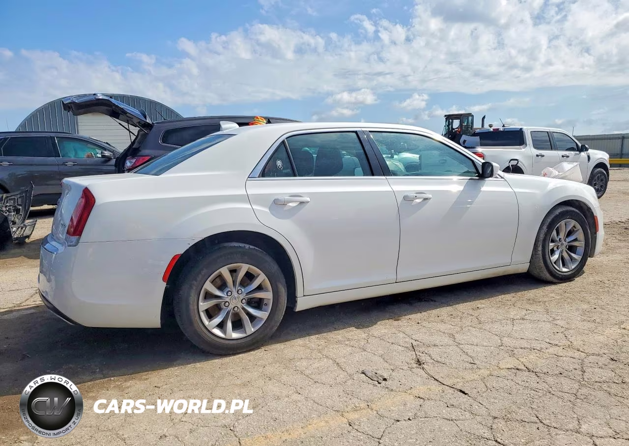 2019 Chrysler 300 Touring VIN:2C3CCAAG7KH568738 - 3