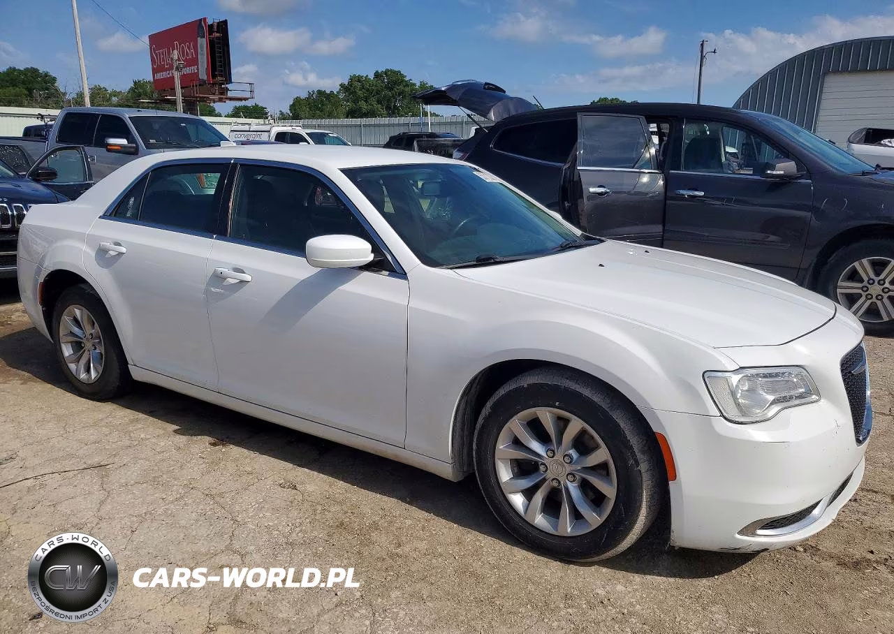 2019 Chrysler 300 Touring VIN:2C3CCAAG7KH568738 - 4