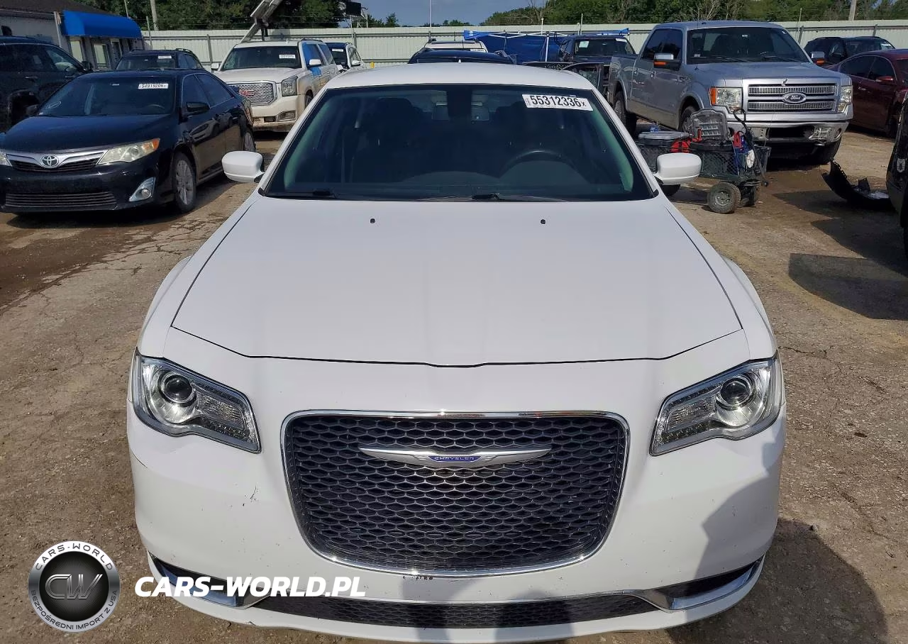 2019 Chrysler 300 Touring VIN:2C3CCAAG7KH568738 - 5