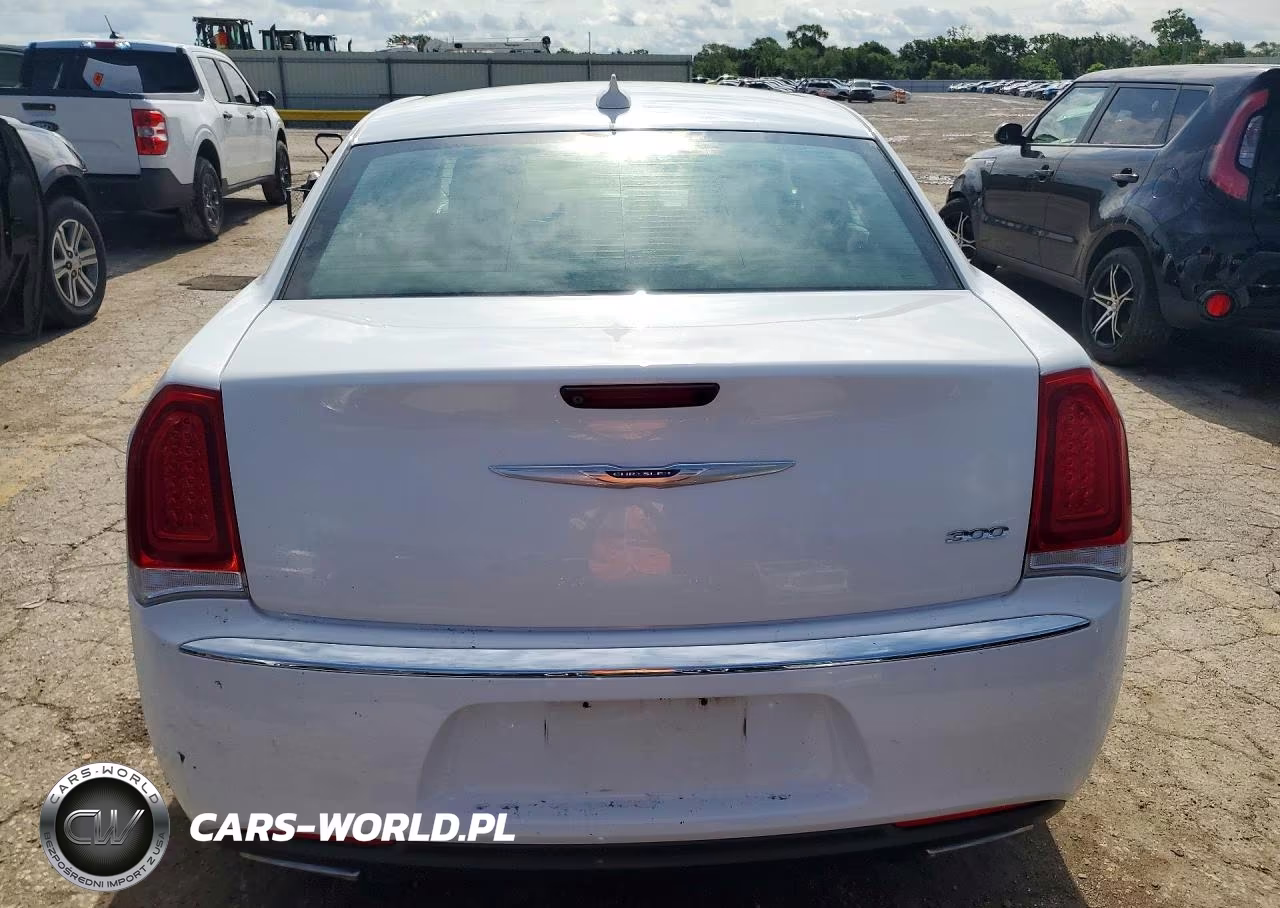 2019 Chrysler 300 Touring VIN:2C3CCAAG7KH568738 - 6