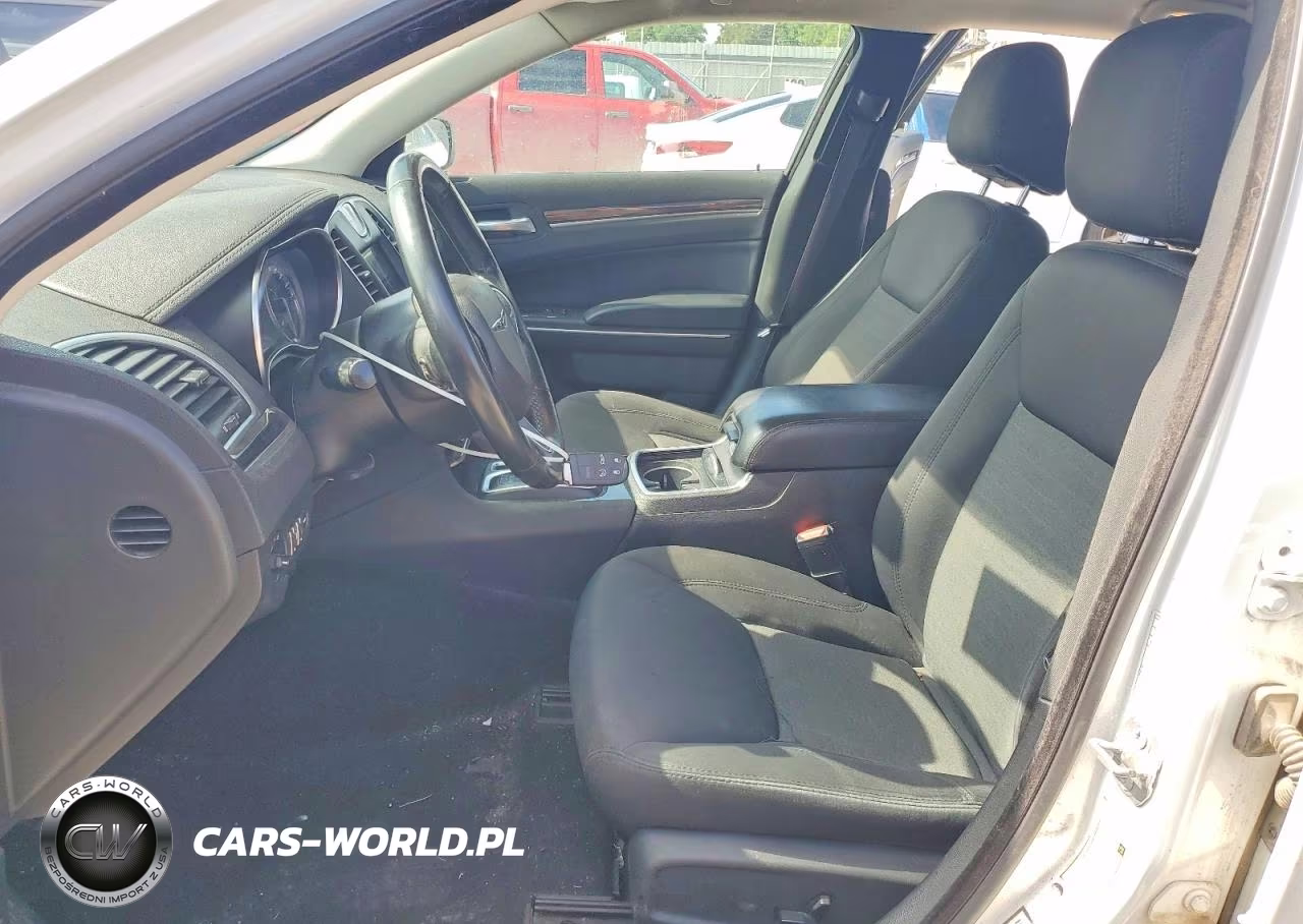 2019 Chrysler 300 Touring VIN:2C3CCAAG7KH568738 - 7