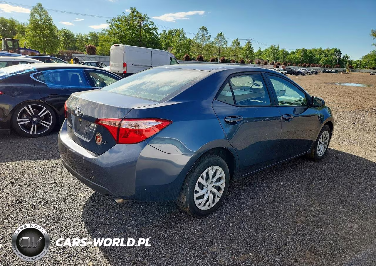 2018 Toyota Corolla Le VIN:2T1BURHE9JC996651 - 3