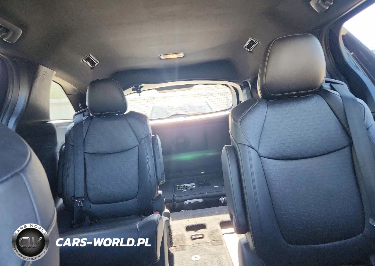 2025 Toyota Sienna Woodland Edition VIN:5TDCSKFC8SS197620 - 10