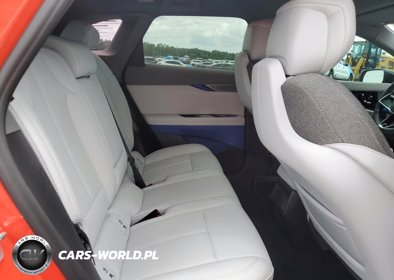 2025 Cadillac Optiq Sport VIN:3GYK3EMR6SS239404 - 10