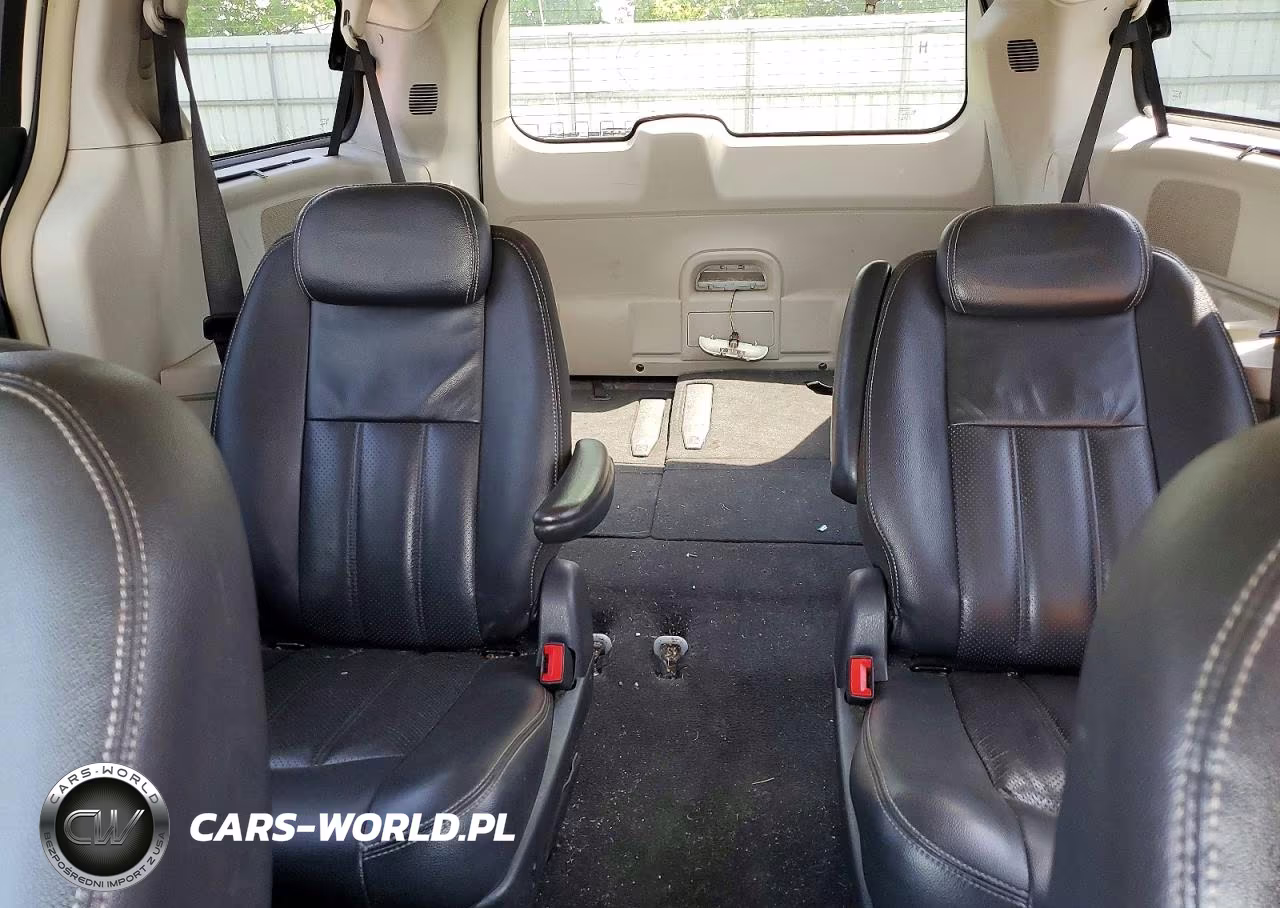 2010 Chrysler Town & Country Touring Plus VIN:2A4RR8D17AR494017 - 10