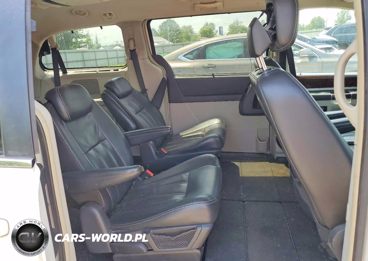 2010 Chrysler Town & Country Touring Plus VIN:2A4RR8D17AR494017 - 11