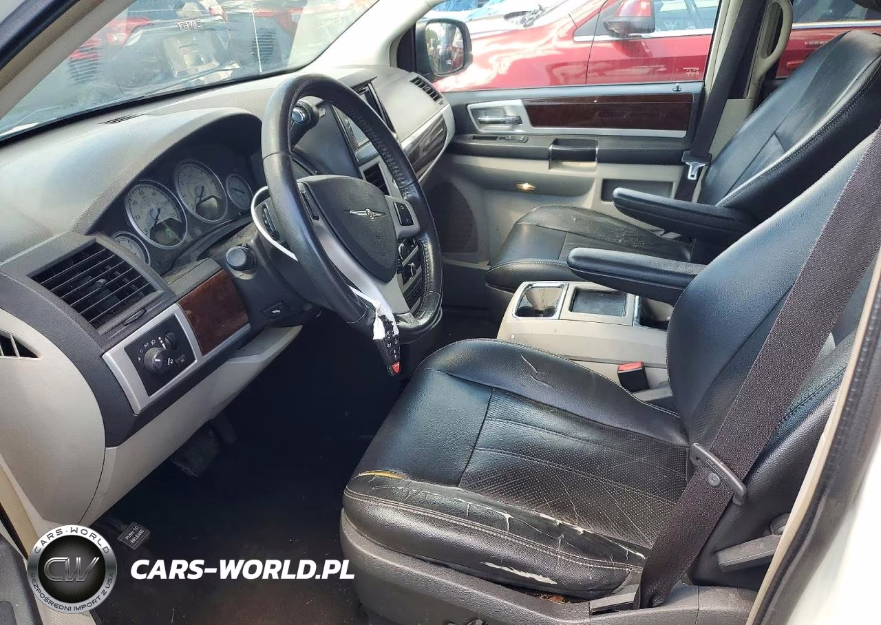 2010 Chrysler Town & Country Touring Plus VIN:2A4RR8D17AR494017 - 7