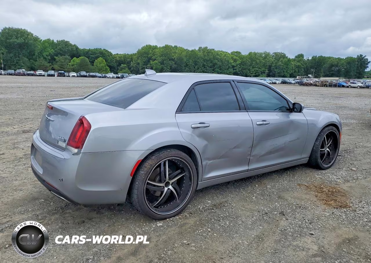 2015 Chrysler 300 S VIN:2C3CCABG8FH872634 - 3
