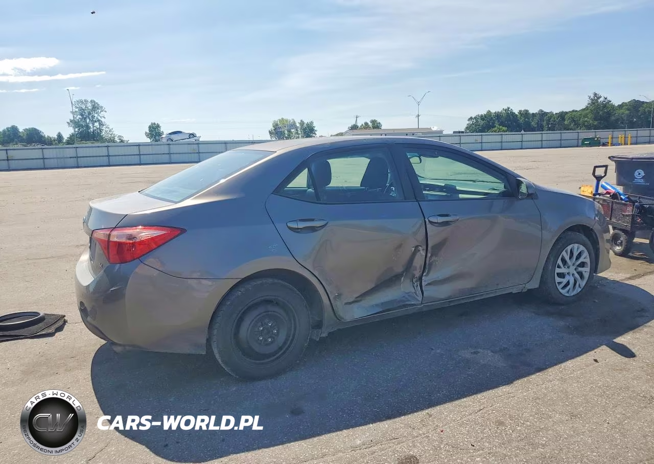 2018 Toyota Corolla Le VIN:2T1BURHE9JC124020 - 3