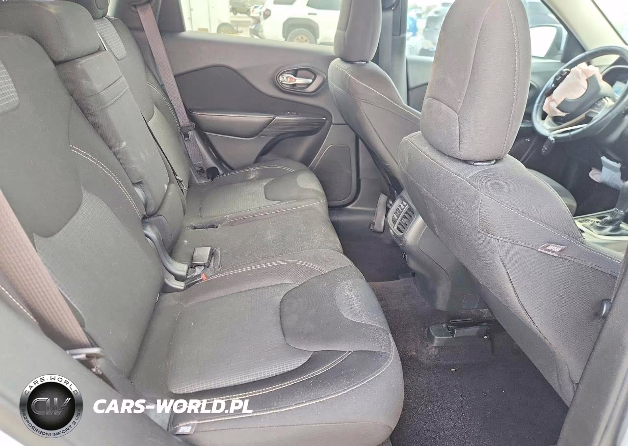 2016 Jeep Cherokee Latitude VIN:1C4PJLCBXGW294976 - 10
