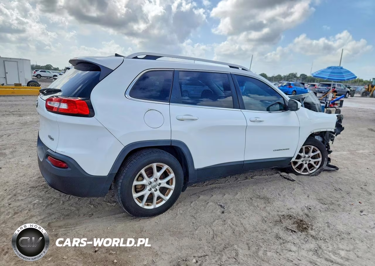 2016 Jeep Cherokee Latitude VIN:1C4PJLCBXGW294976 - 3