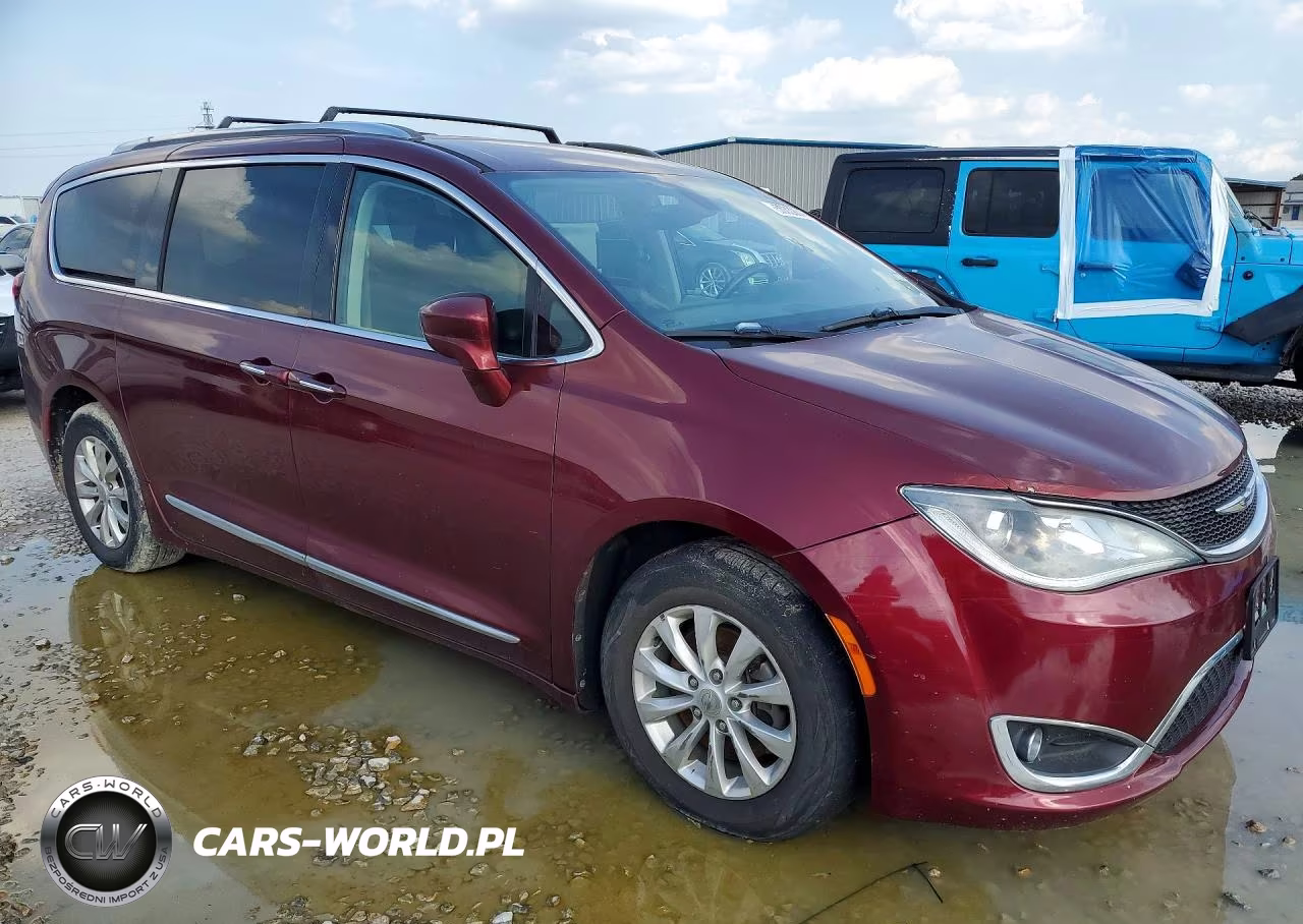 2018 Chrysler Pacifica Touring L VIN:2C4RC1BG6JR246069 - 4