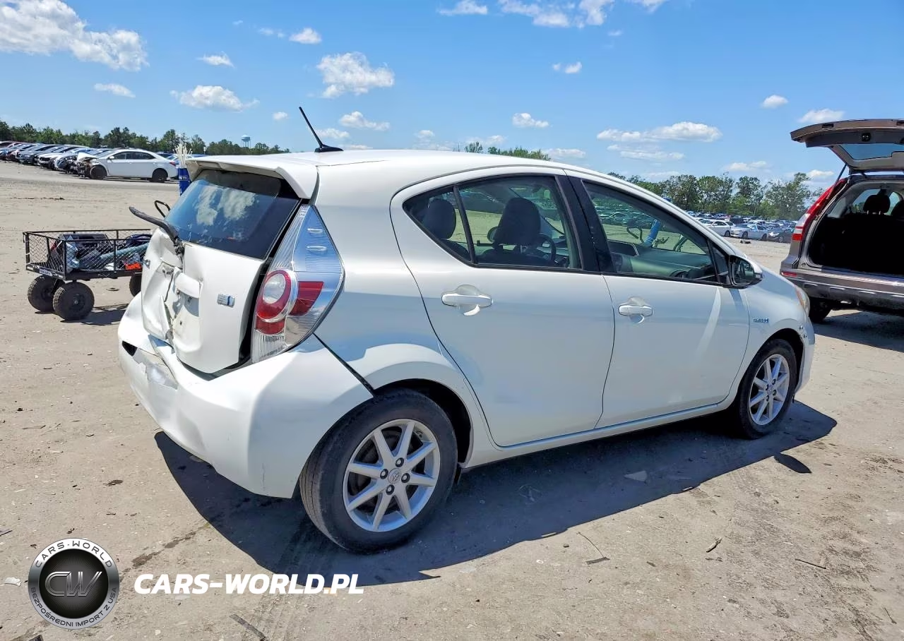 2014 Toyota Prius C Four VIN:JTDKDTB36E1075907 - 3
