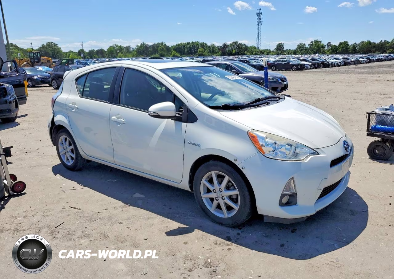 2014 Toyota Prius C Four VIN:JTDKDTB36E1075907 - 4