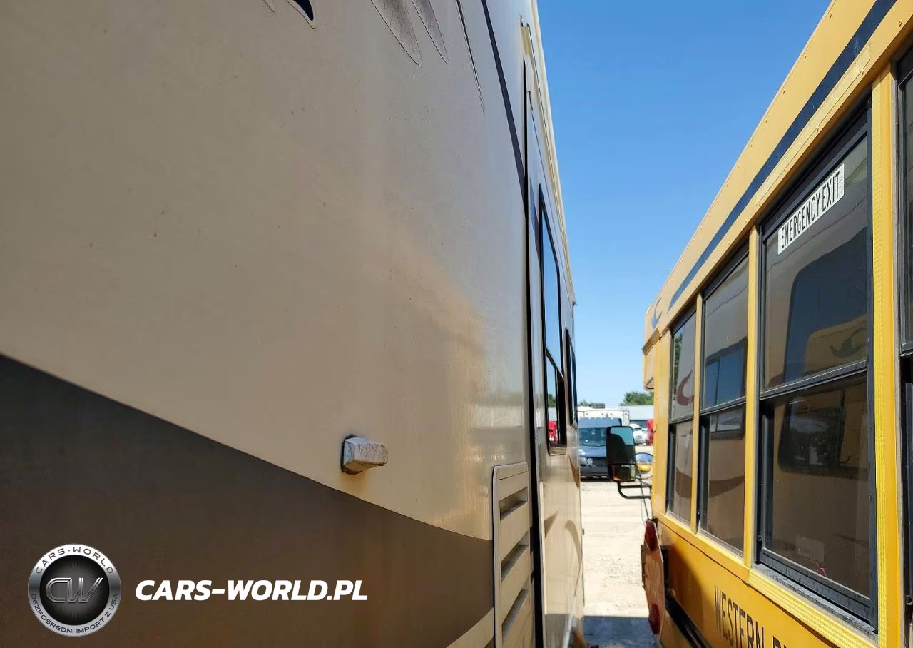 2011 Forest River Chaparral Camper VIN:5ZT3CLVB6BA302596 - 9