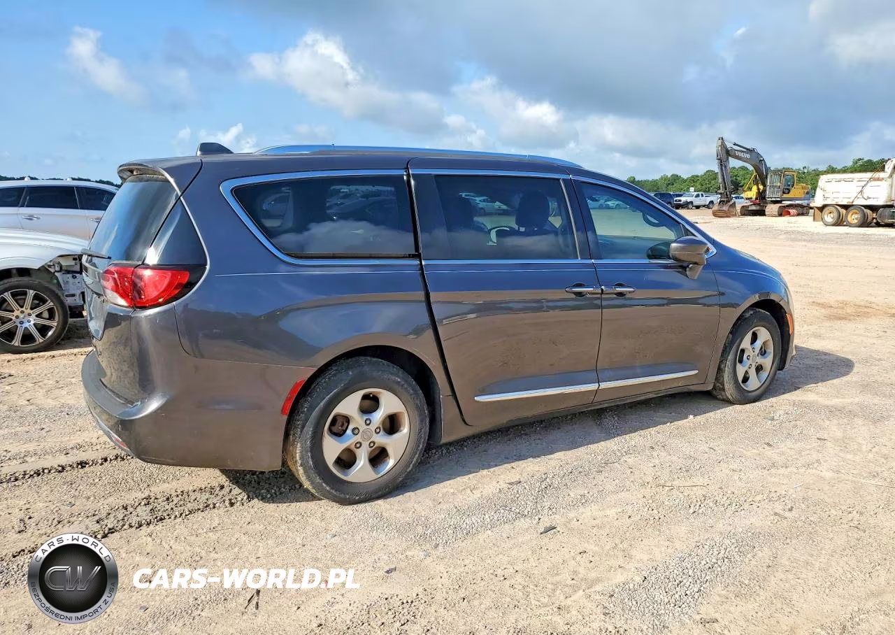 2017 Chrysler Pacifica Touring L Plus VIN:2C4RC1EG4HR708599 - 3