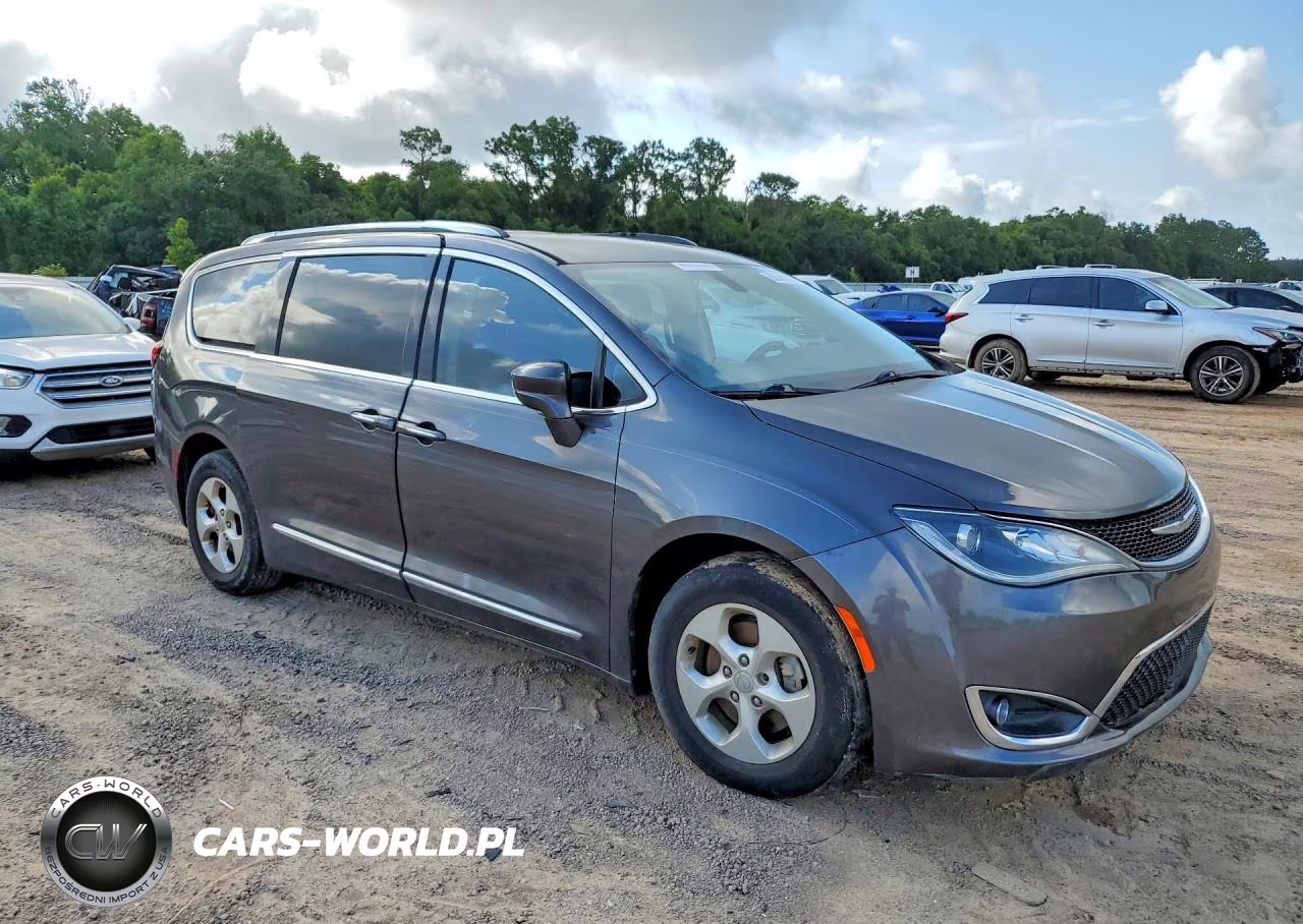 2017 Chrysler Pacifica Touring L Plus VIN:2C4RC1EG4HR708599 - 4