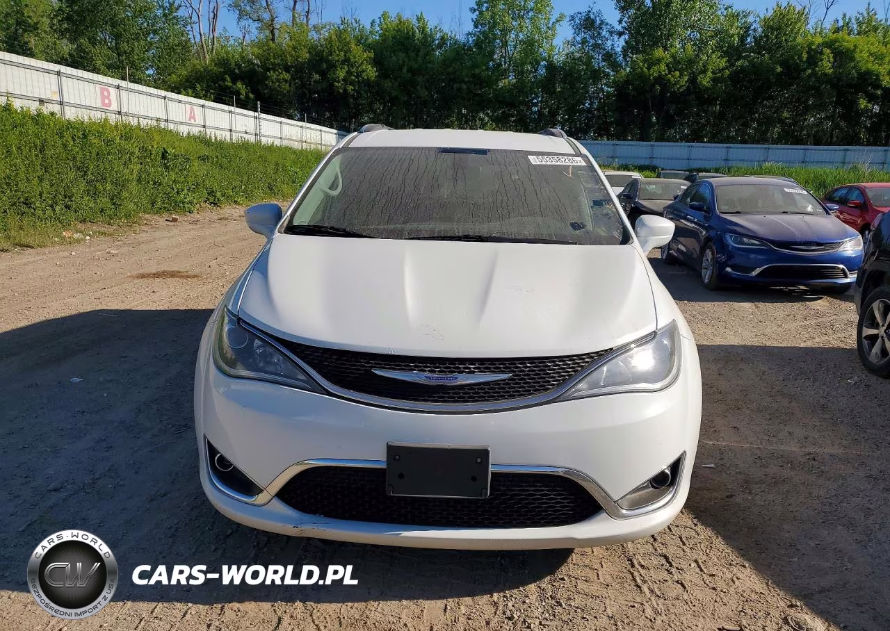 2020 Chrysler Pacifica Touring VIN:2C4RC1FG9LR136601 - 5