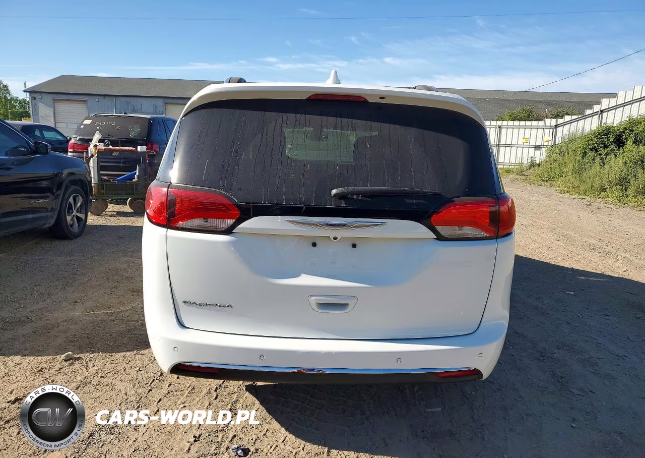 2020 Chrysler Pacifica Touring VIN:2C4RC1FG9LR136601 - 6