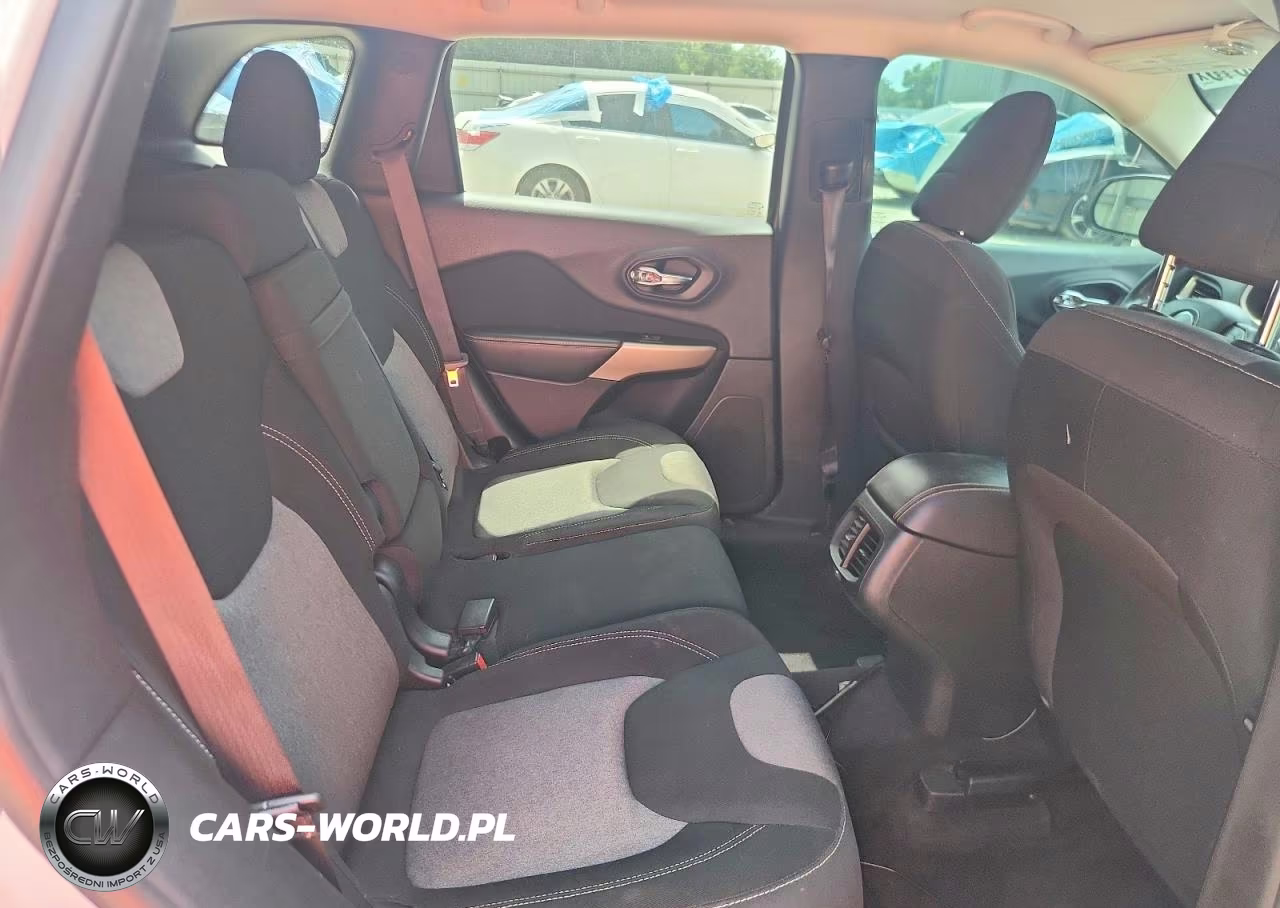 2018 Jeep Cherokee Latitude VIN:1C4PJLCB7JD551966 - 11