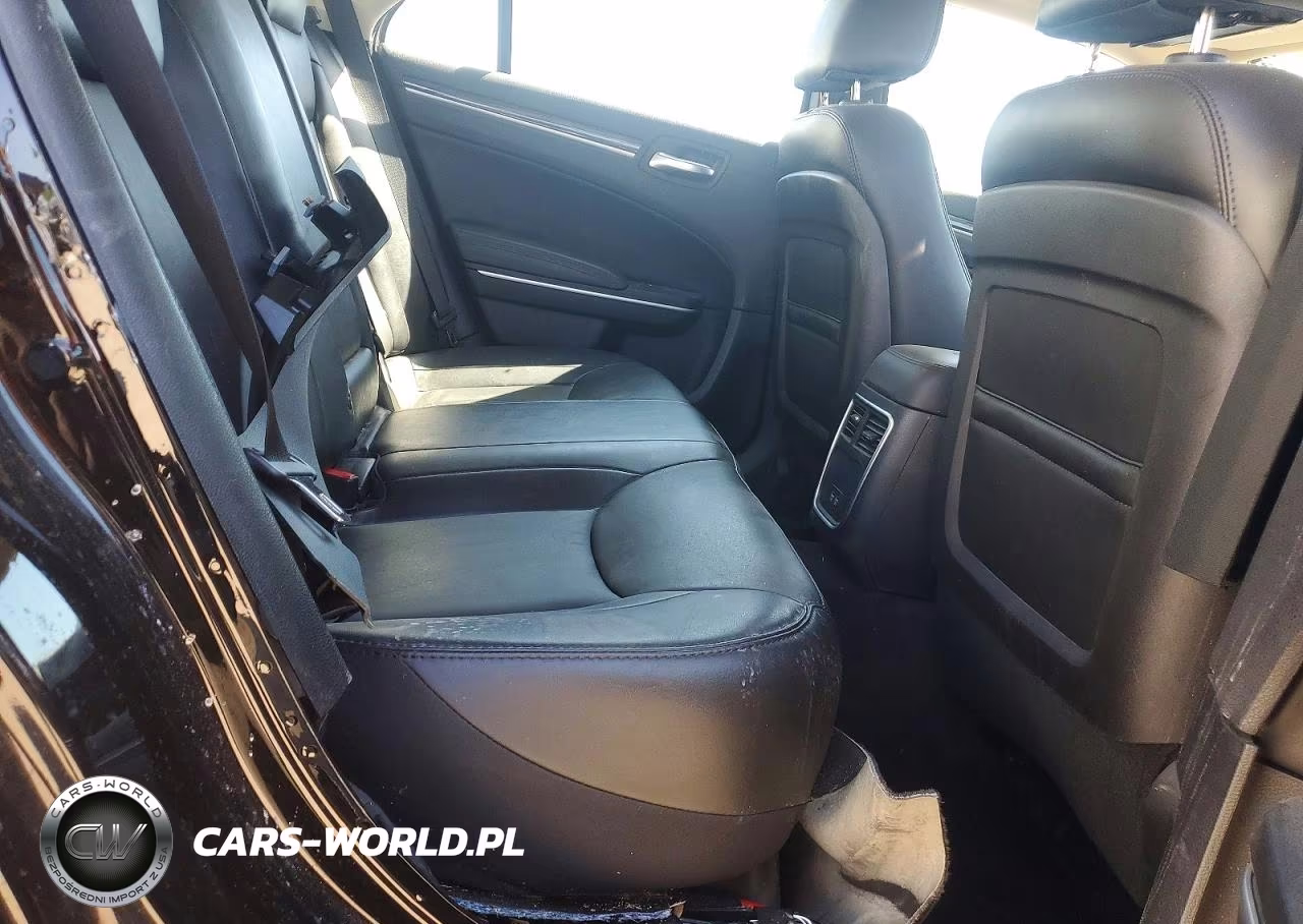 2019 Chrysler 300 Touring VIN:2C3CCARG0KH517571 - 10