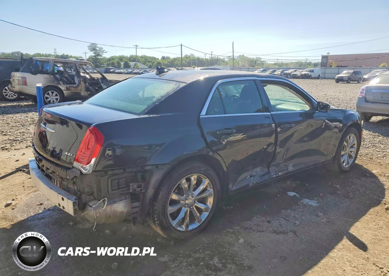2019 Chrysler 300 Touring VIN:2C3CCARG0KH517571 - 3